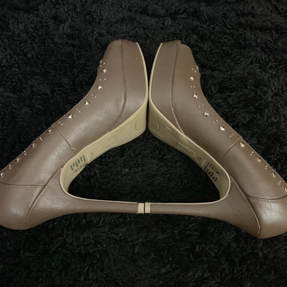 NWOT Studded Heals - Picture 3 of 4